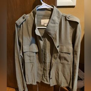 Lightweight seasonal jacket for Fall. Olive shade.